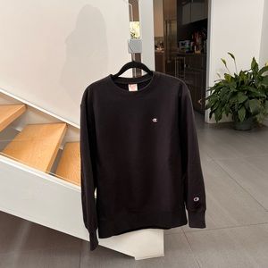 Mens Champion reverse weave black crewneck.